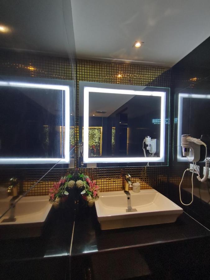Holatel Hotel Phitszanulok Kültér fotó